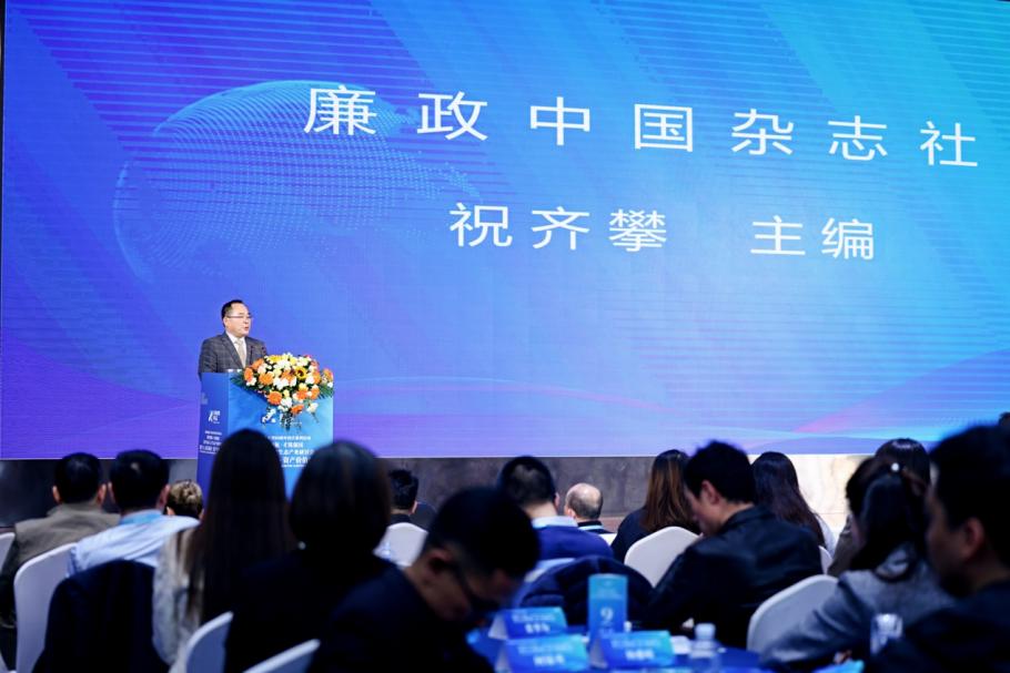 一群人站在屏幕前描述已自动生成