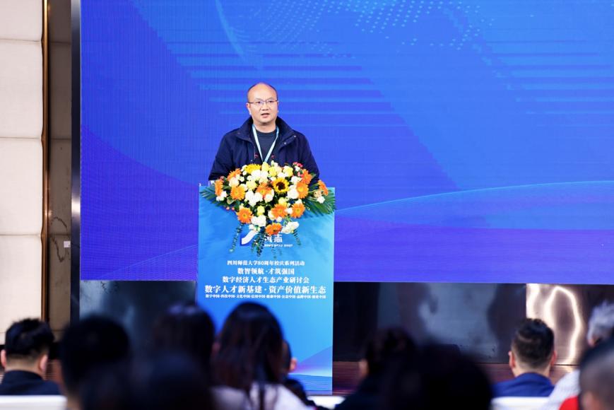 一群人站在屏幕前中度可信度描述已自动生成