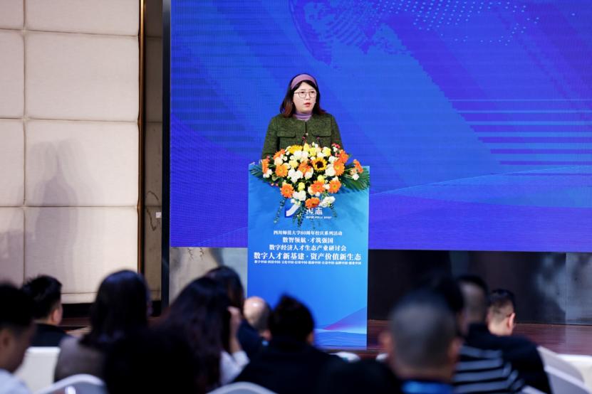 一群人站在屏幕前中度可信度描述已自动生成