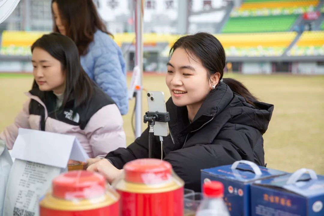 张家界市首届“一村一品一主播”直播大赛圆满收官